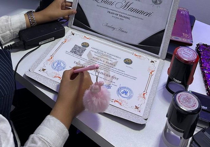 طالبة تتعلم عن بعد